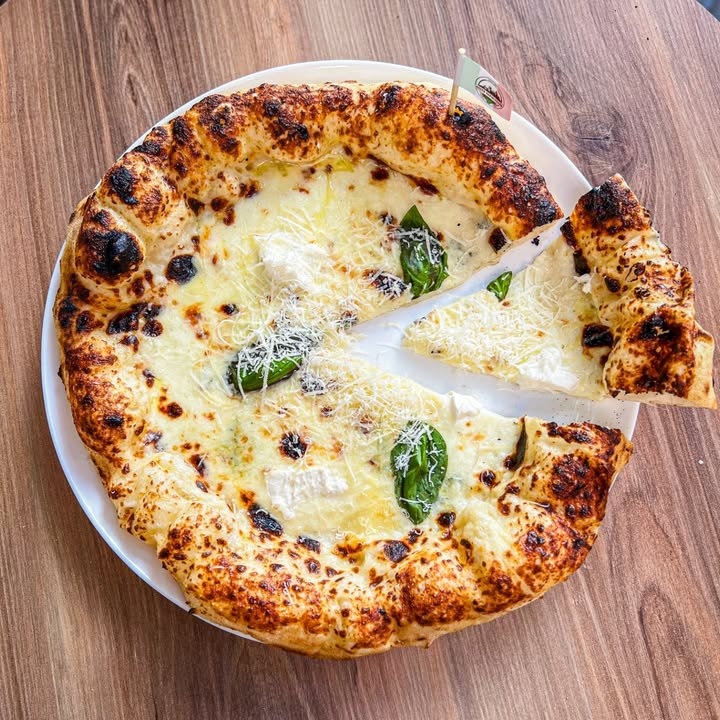 Dört Peynirli Pizza