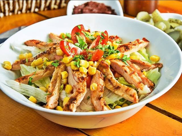 Izgara Tavuk Salatası